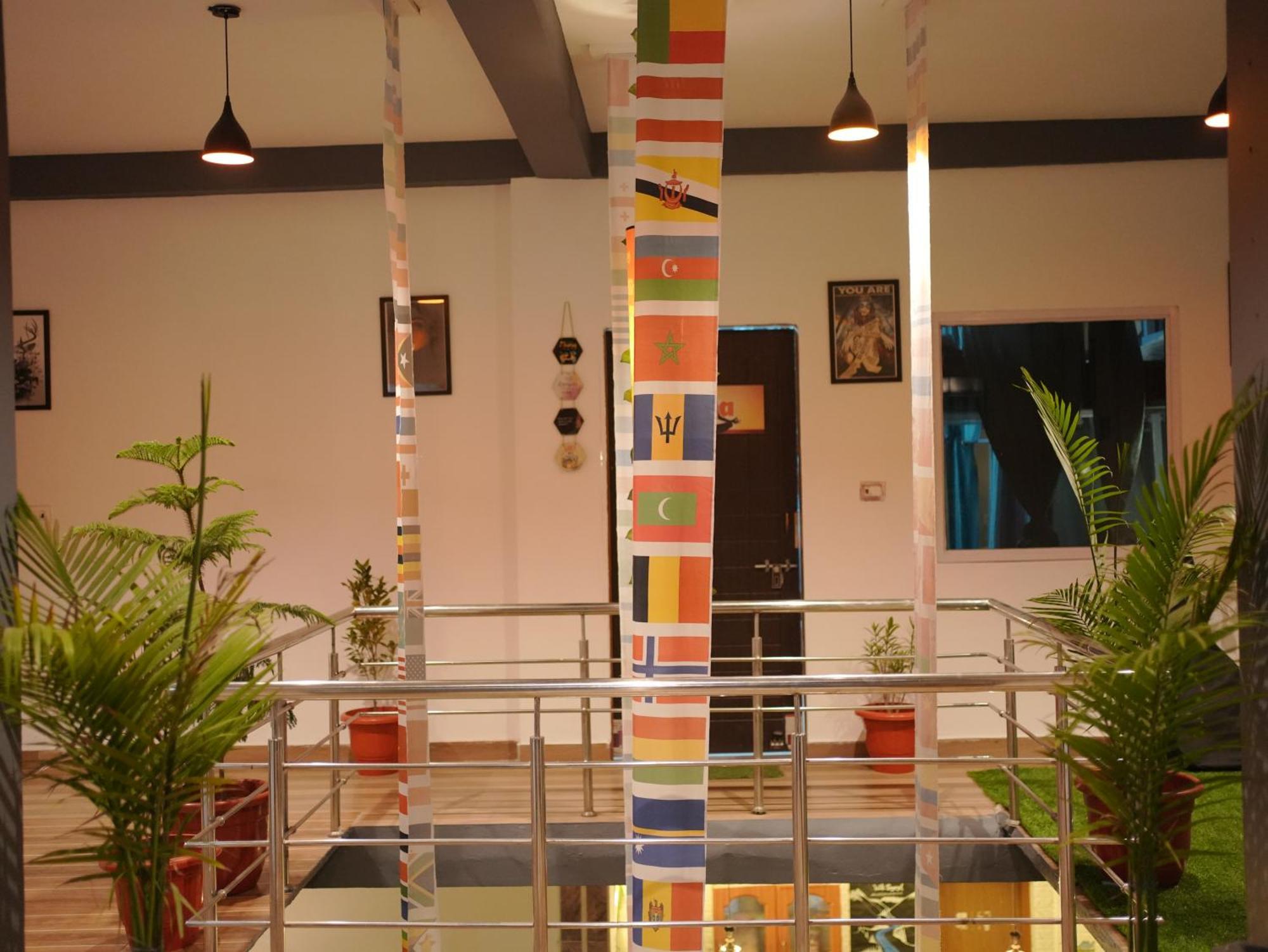 Skyard Rishikesh, Laxman Jhula Hostel Buitenkant foto