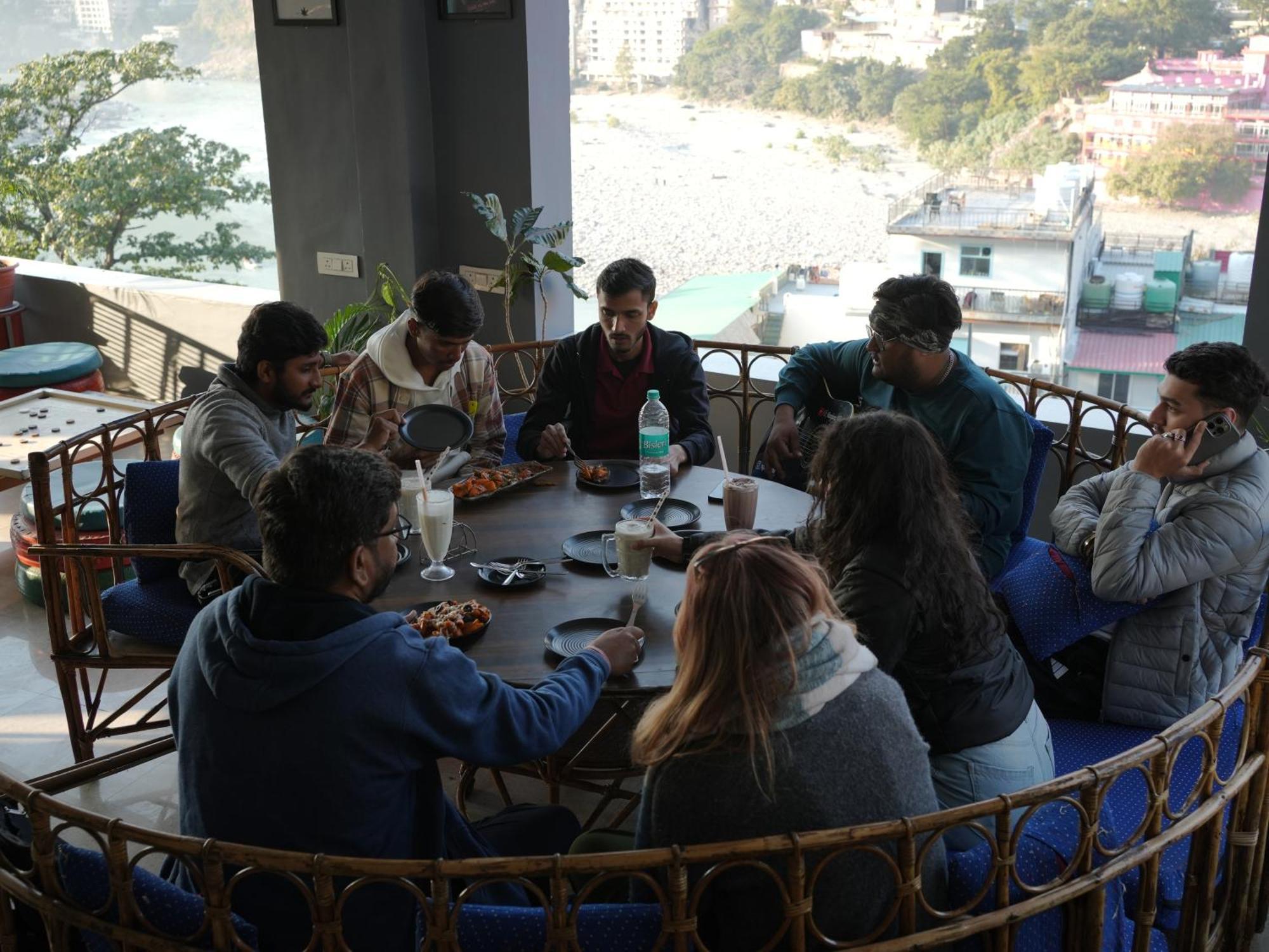 Skyard Rishikesh, Laxman Jhula Hostel Buitenkant foto