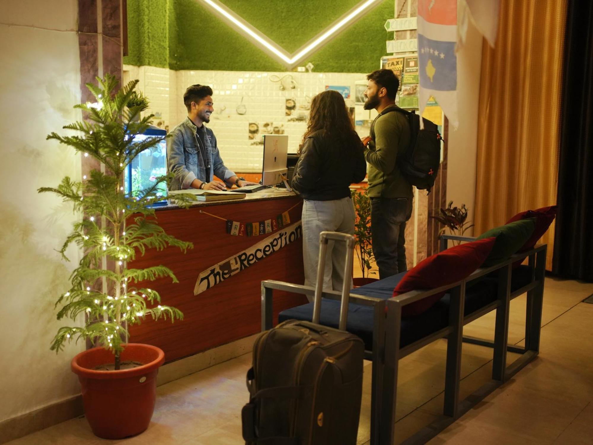 Skyard Rishikesh, Laxman Jhula Hostel Buitenkant foto