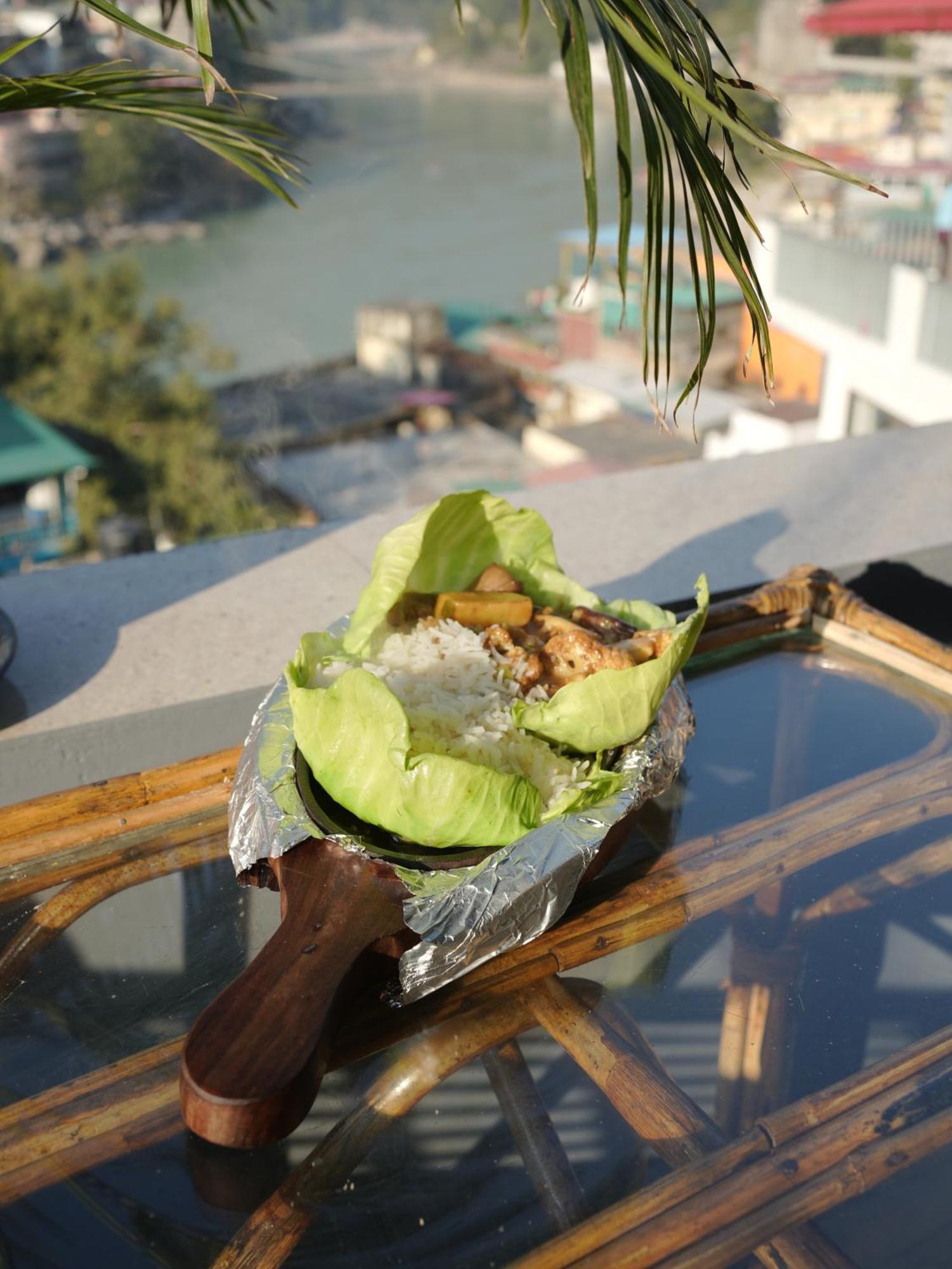 Skyard Rishikesh, Laxman Jhula Hostel Buitenkant foto