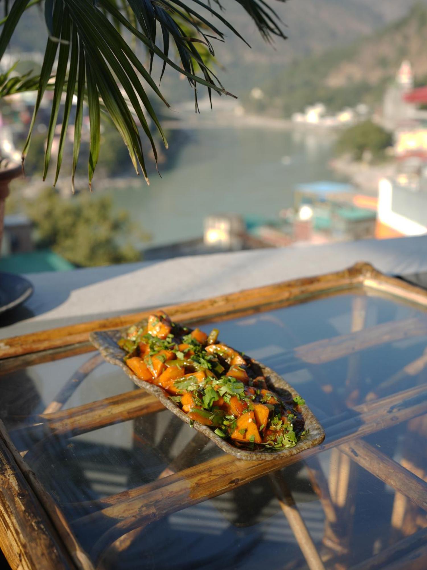 Skyard Rishikesh, Laxman Jhula Hostel Buitenkant foto