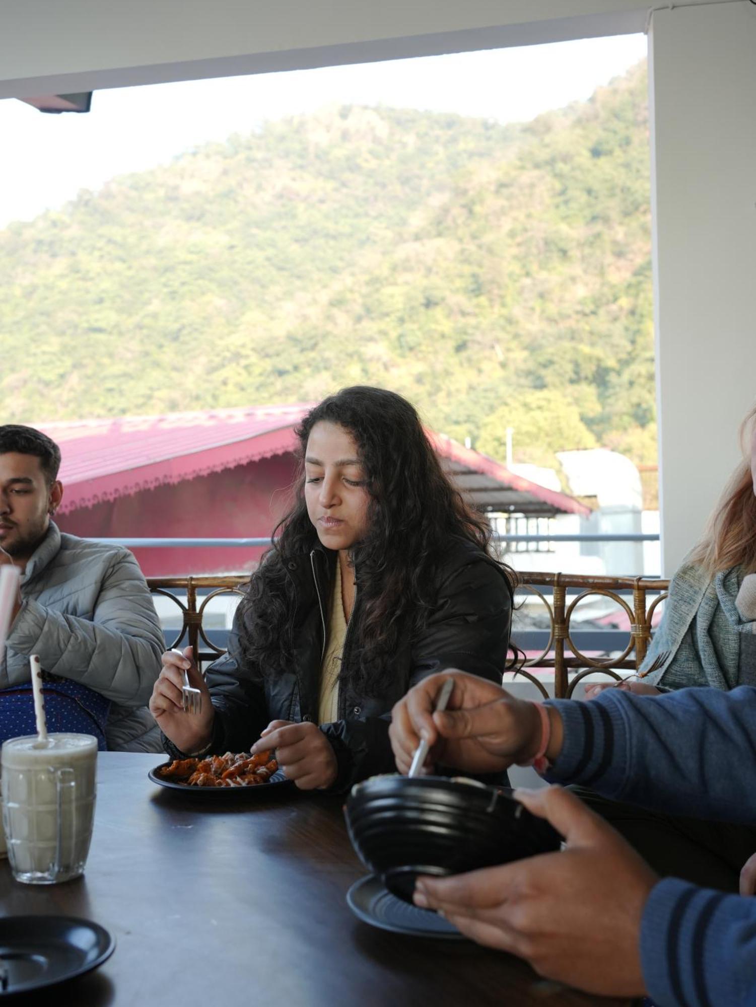 Skyard Rishikesh, Laxman Jhula Hostel Buitenkant foto