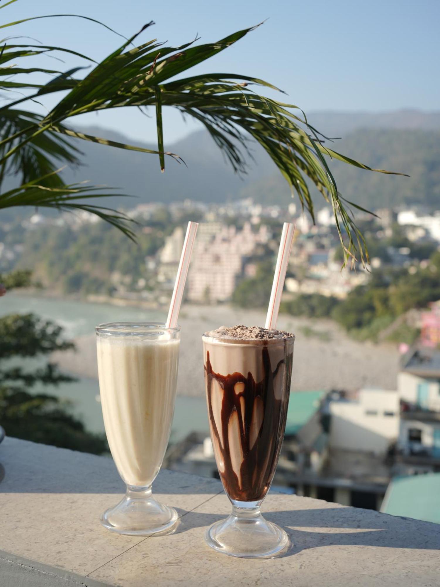 Skyard Rishikesh, Laxman Jhula Hostel Buitenkant foto