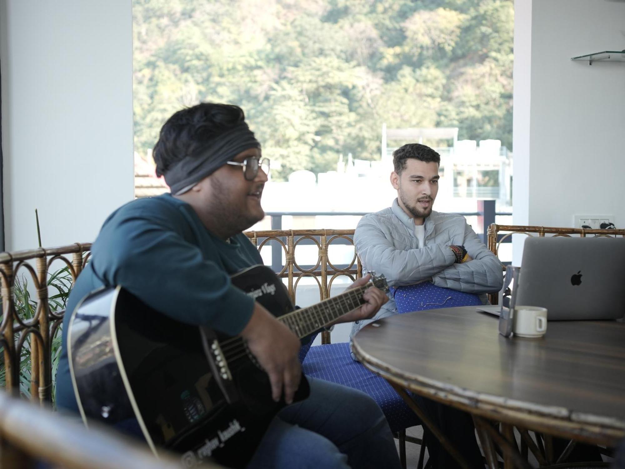 Skyard Rishikesh, Laxman Jhula Hostel Buitenkant foto