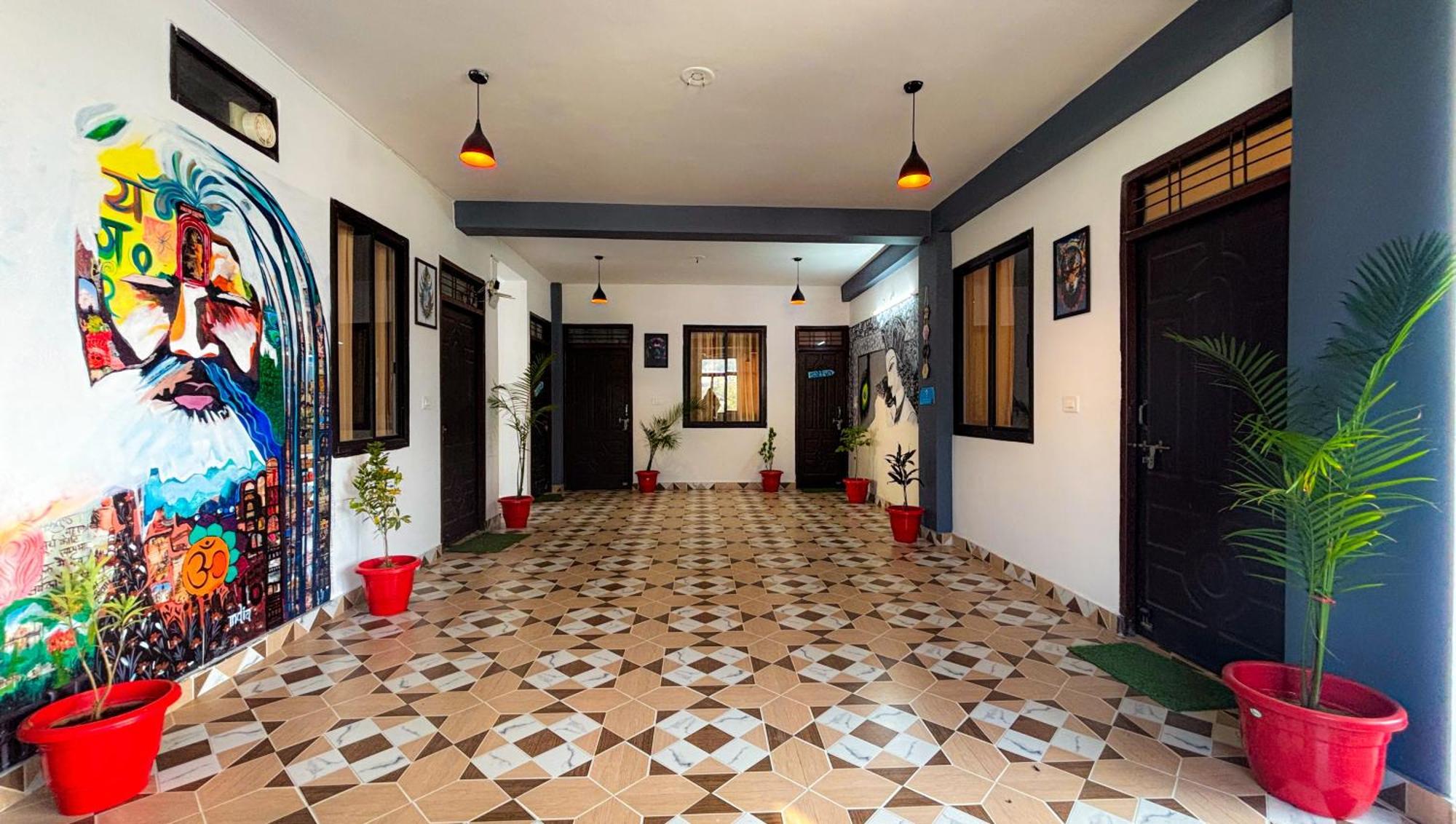 Skyard Rishikesh, Laxman Jhula Hostel Buitenkant foto