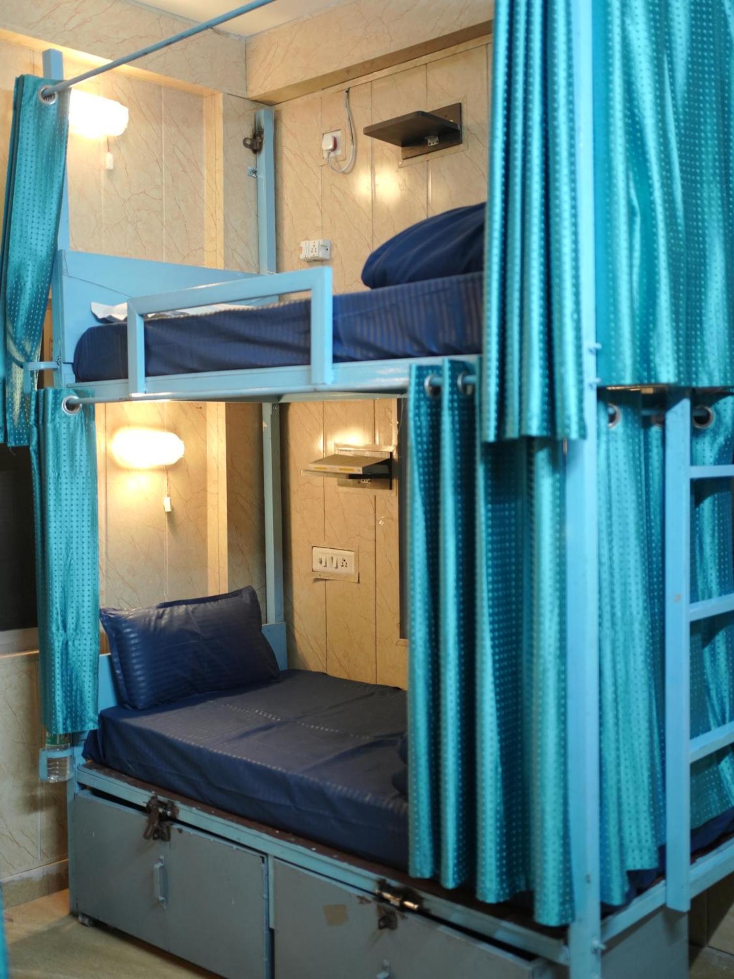 Skyard Rishikesh, Laxman Jhula Hostel Buitenkant foto