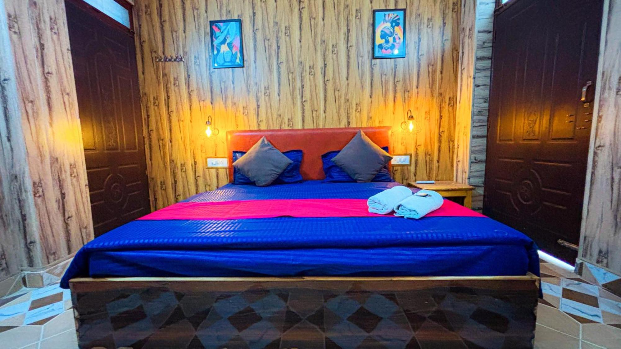 Skyard Rishikesh, Laxman Jhula Hostel Buitenkant foto