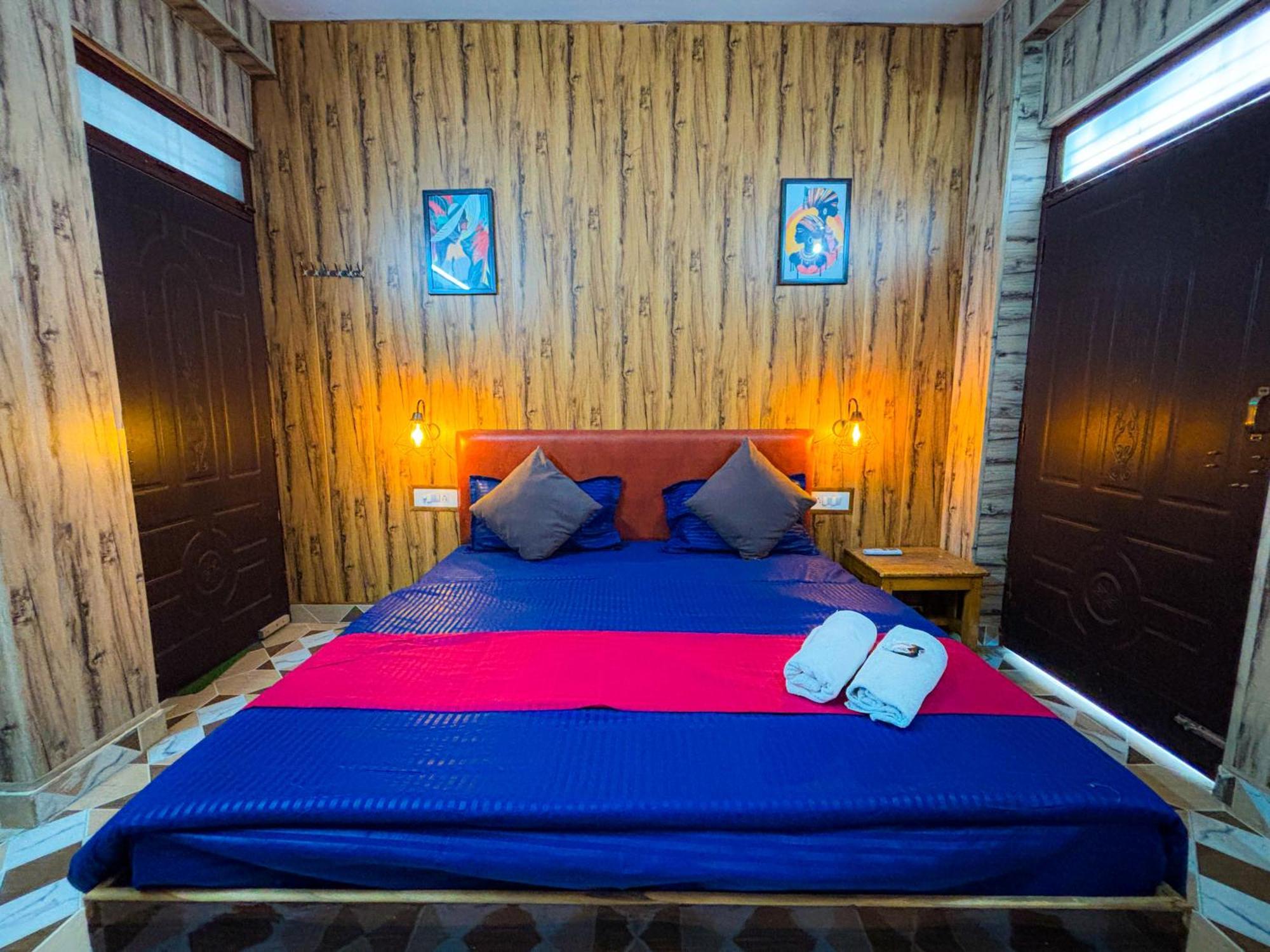 Skyard Rishikesh, Laxman Jhula Hostel Buitenkant foto