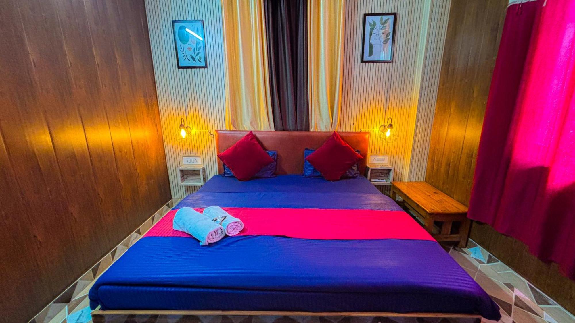 Skyard Rishikesh, Laxman Jhula Hostel Buitenkant foto