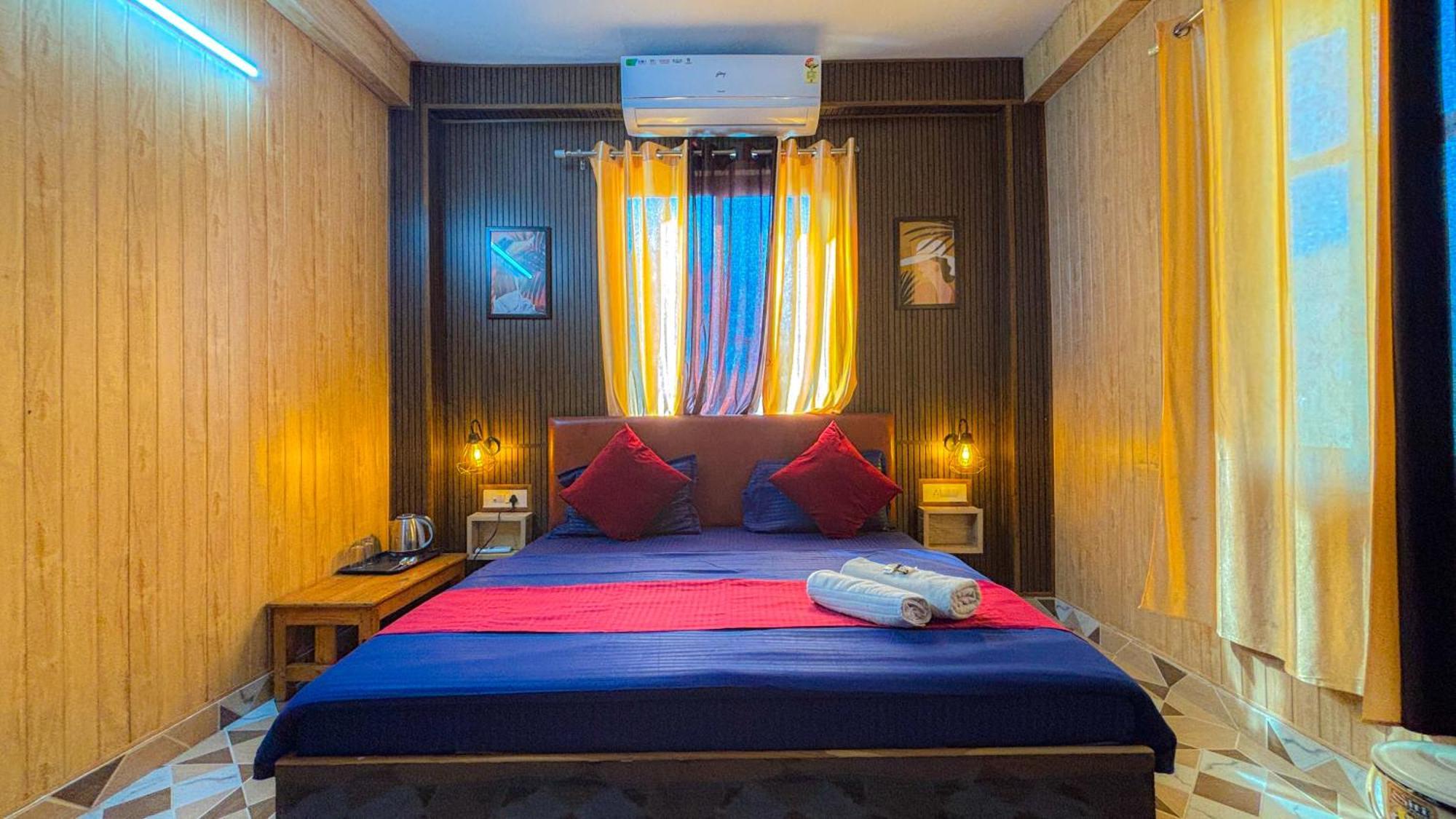 Skyard Rishikesh, Laxman Jhula Hostel Buitenkant foto