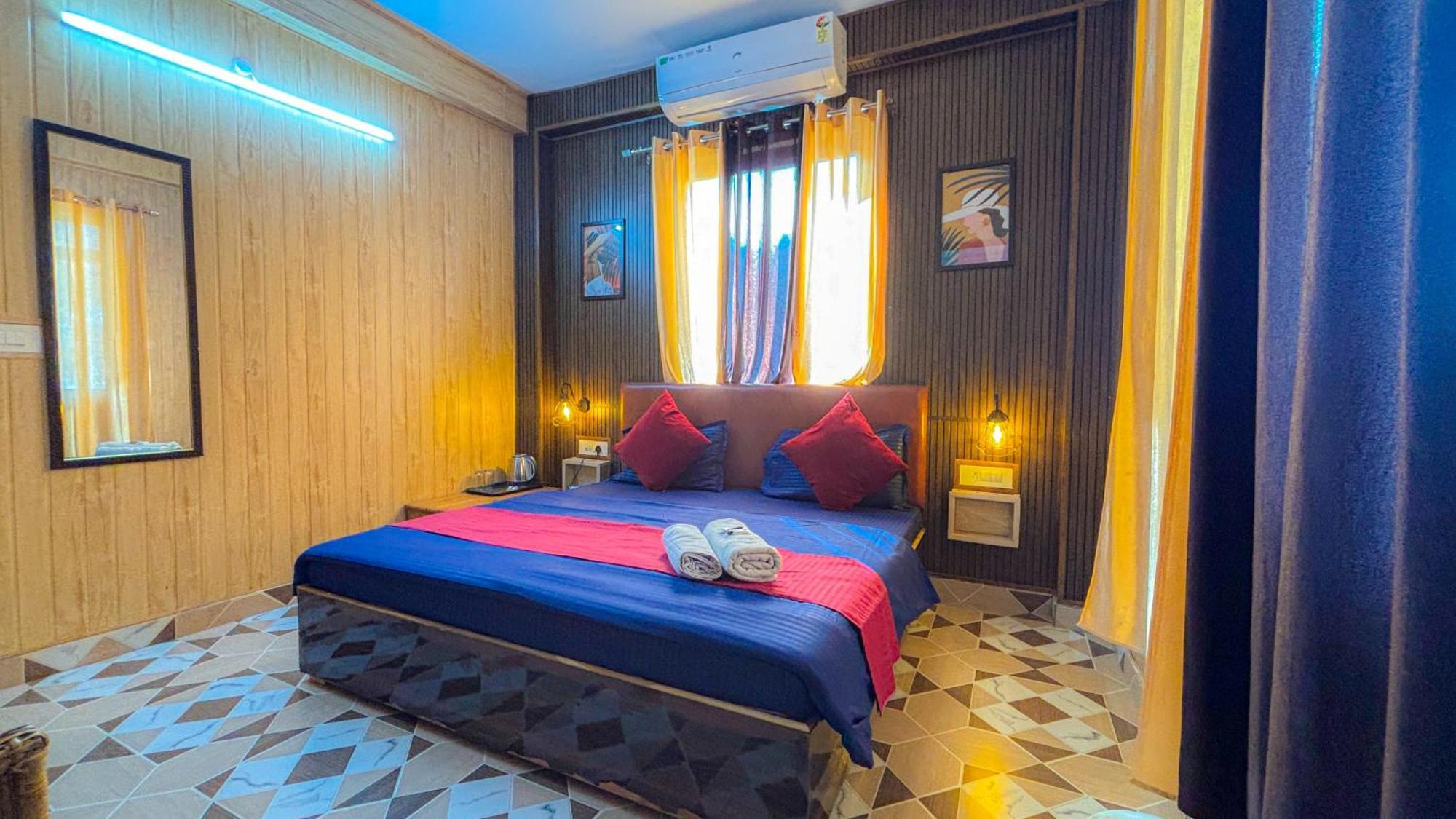 Skyard Rishikesh, Laxman Jhula Hostel Buitenkant foto