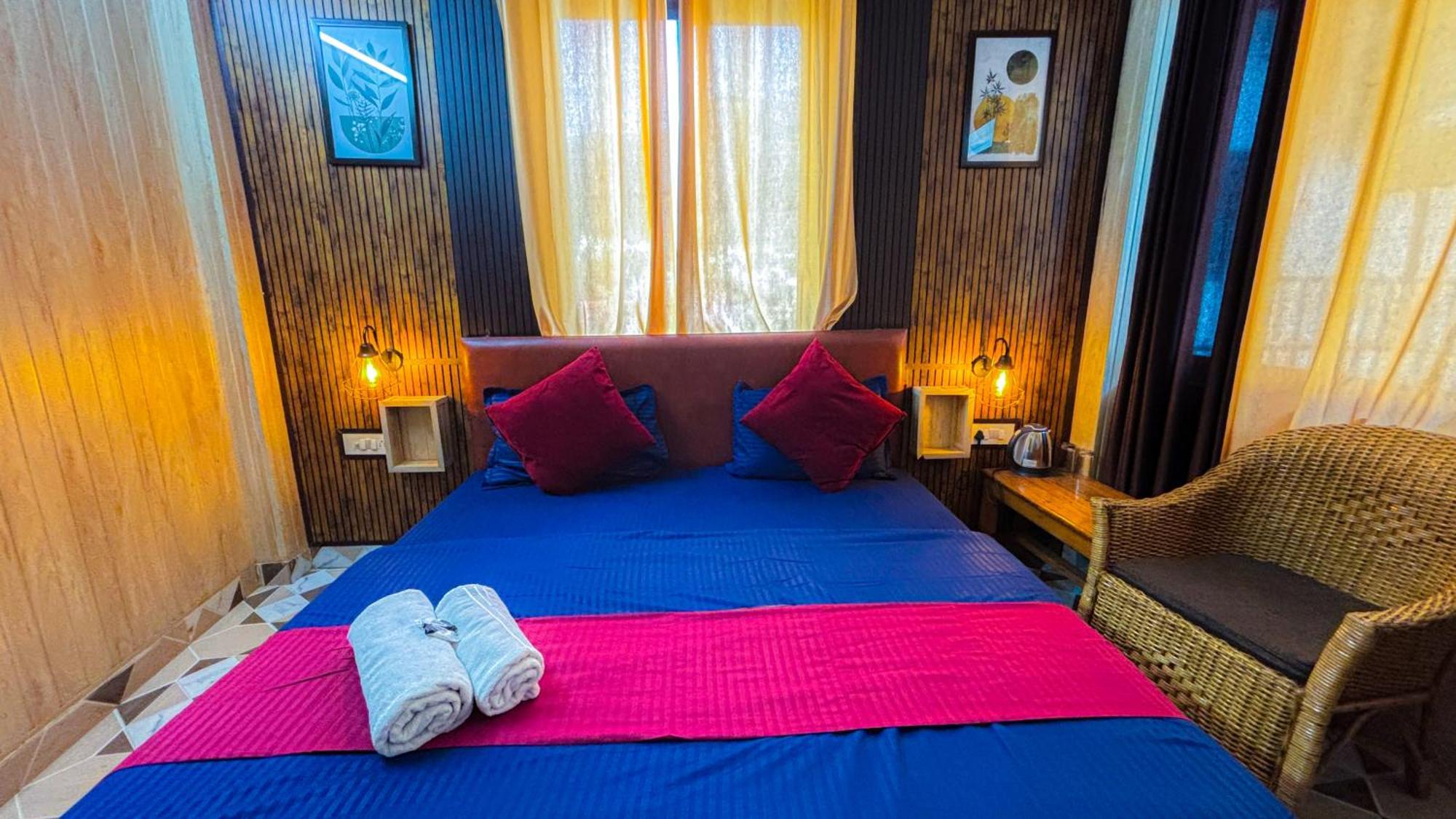 Skyard Rishikesh, Laxman Jhula Hostel Buitenkant foto