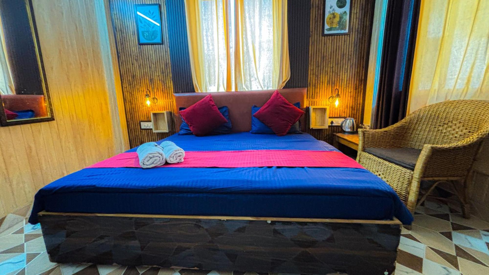 Skyard Rishikesh, Laxman Jhula Hostel Buitenkant foto