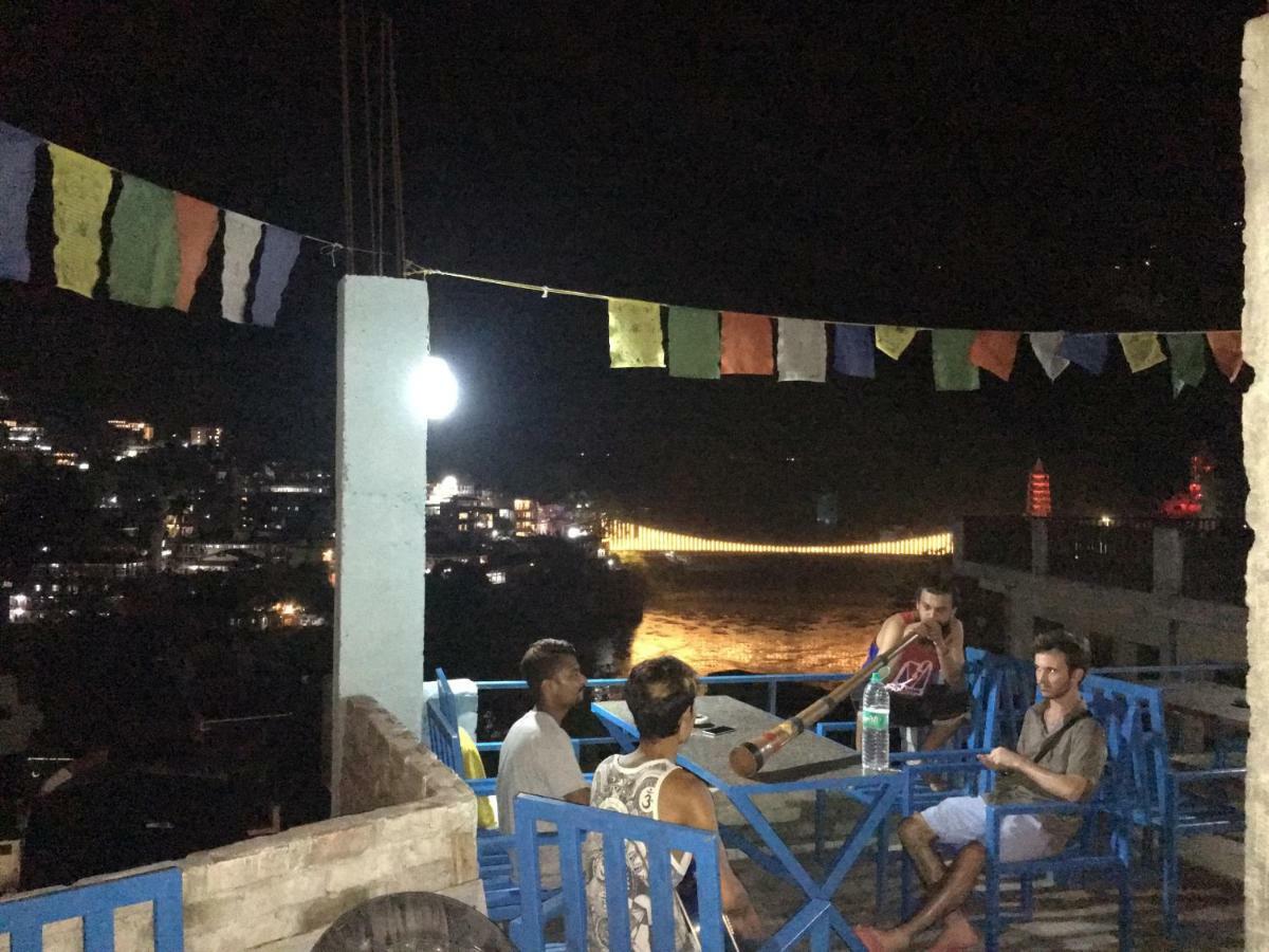 Skyard Rishikesh, Laxman Jhula Hostel Buitenkant foto