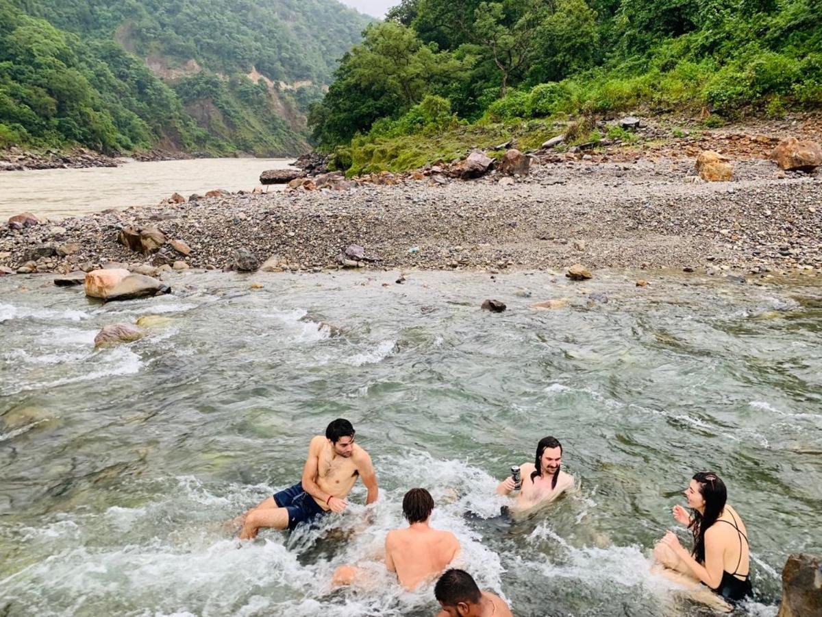 Skyard Rishikesh, Laxman Jhula Hostel Buitenkant foto